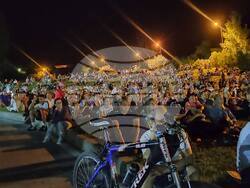 Кино под звездите в лятна нощ! Парк „Македония“ събра над 1000 любители на седмото изкуство с прожекцията на филма „Петя на моята Петя“