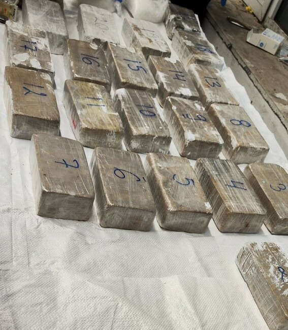 Окръжна прокуратура - Бургас задържа за срок до 72 часа български и двама турски граждани, обвинени в контрабандно пренасяне на над 28 кг високорискови наркотични вещества