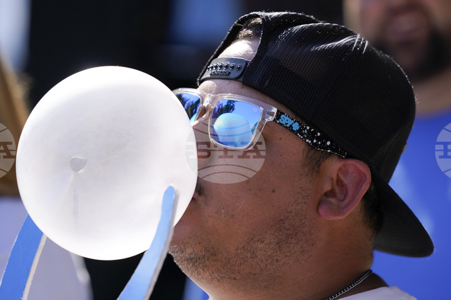 Дъвките отделят микропластмаси в устата, установи изследване