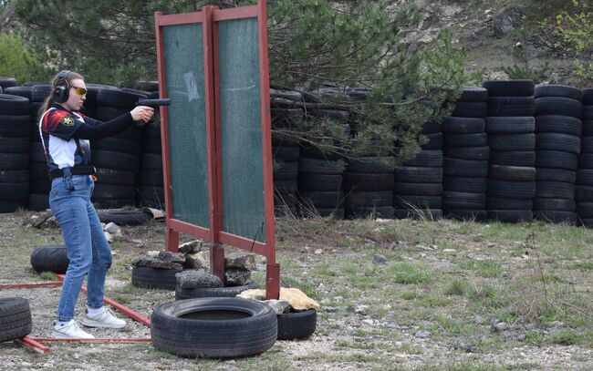 Община Разград: Кметът Добрин Добрев и председателят на Общинския съвет Галина Георгиева връчиха медалите на победителите в състезание по динамична стрелба с пистолет