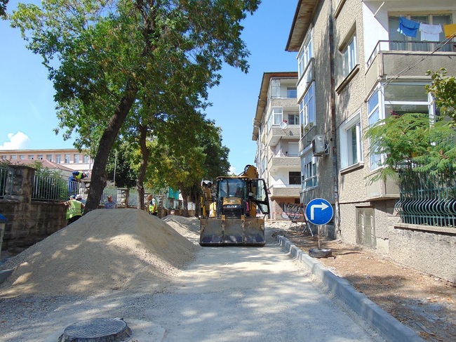 Продължават уличните ремонти покрай училищата в Шумен 