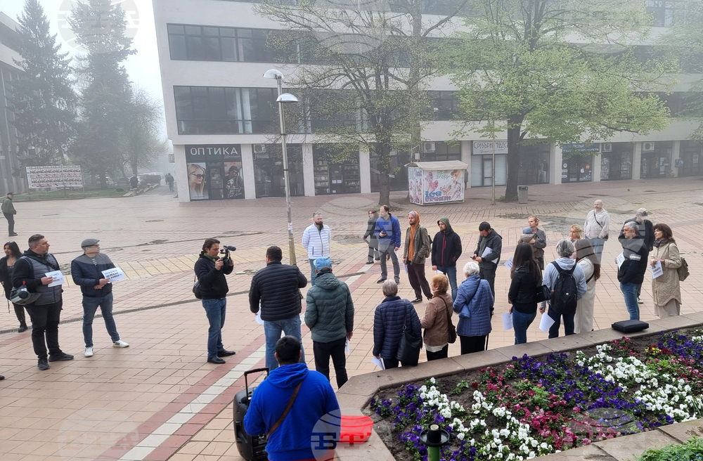 Граждани на Добрич протестираха срещу изсичането на дървета в пешеходната част на града