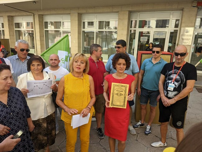 Енергийният министър Росен Христов се заключи в министерството, за да не отговори на Мая Манолова за скъпите горива
