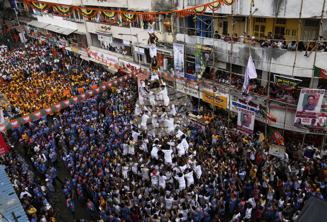 ПТИ: Най-малко двама души загинаха и над 300 бяха ранени в Западна Индия по време на традиционен фестивал в чест на бог Кришна 