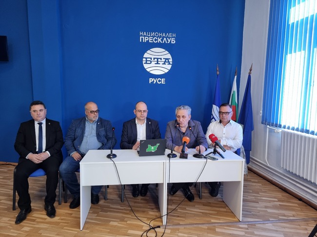 Пресконференция на депутата от партия "Възраждане" адв. Златан Златанов и общински съветници от политическата формация в Русе