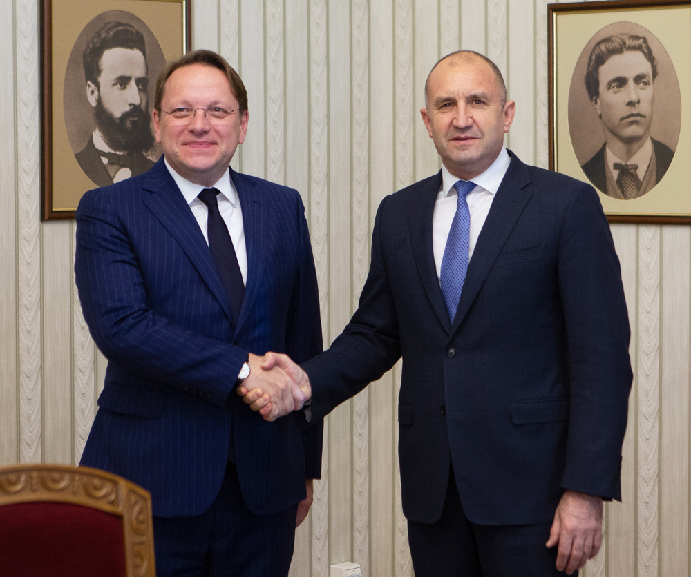 Прессекретариат на президента: Перспективите пред процеса на разширяване на ЕС обсъдиха президентът Румен Радев и европейският комисар Оливер Вархеи