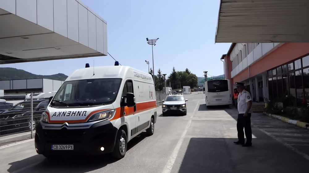 С два специализирани автомобила, ескортирани от полицейски служители, три деца и двама възрастни бяха транспортирани до Република Сърбия