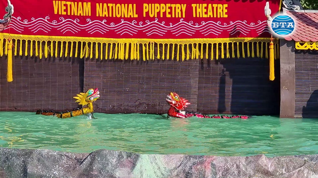 Чичо шегаджия е най-важната фигура във виетнамския воден куклен театър 