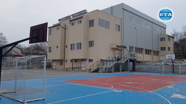 В нова спортна зала, изградена по проект, провеждат часовете си по физическо учениците от две училища в Разград