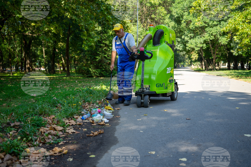 Две машини за почистване на обществени места са дарени в Ямбол от кмета на града