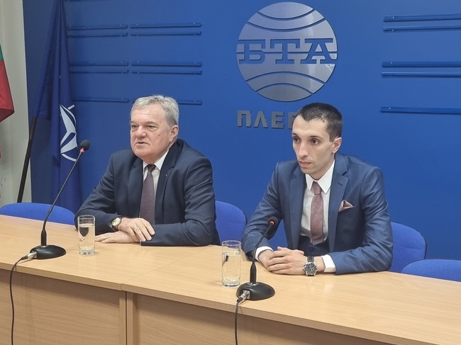 Пресконференция на Румен Петков, председател на ПП АБВ и Иван Мандински, областен координатор на "Левицата!" в Плевен
