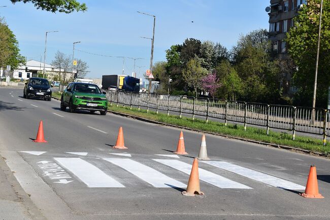 Започна опресняването на пешеходните пътеки в населените места в Община Разград