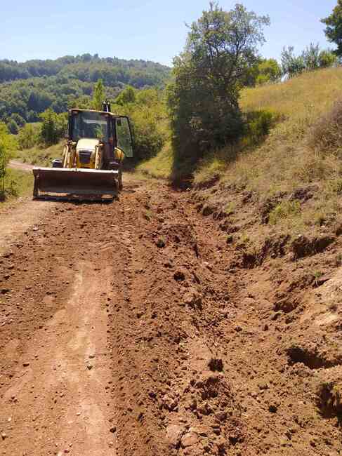 Община Благоевград започна ремонт на пътя за с. Дебочица