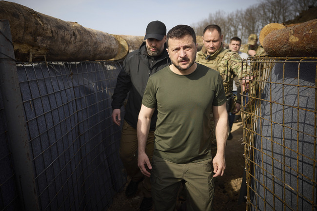 Украйна е атакувала руско летище на анексирания Кримски полуостров, обяви официално Зеленски