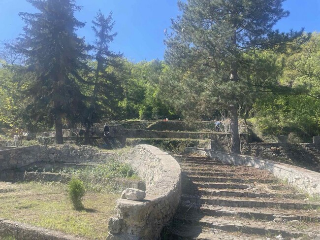 Община Свиленград благоустроява парка в село Мезек 