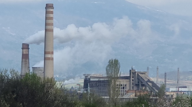 Заради авария с тръба на „Топлофикация“ – Перник в 6 СУ „Св. св. Кирил и Методий“ децата днес ще учат онлайн
