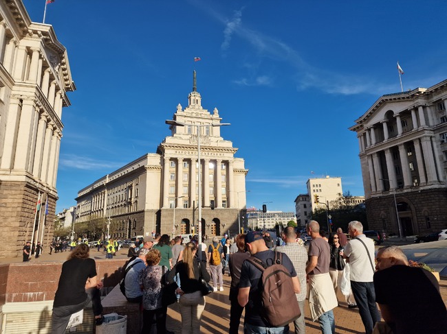 Протестиращи се събраха пред Министерския съвет с искания за оставката на служебния премиер Димитър Главчев и служебния вътрешен министър Калин Стоянов