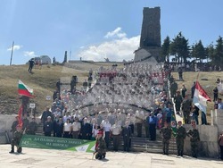 Министърът на отбраната Димитър Стоянов на историческия връх Шипка