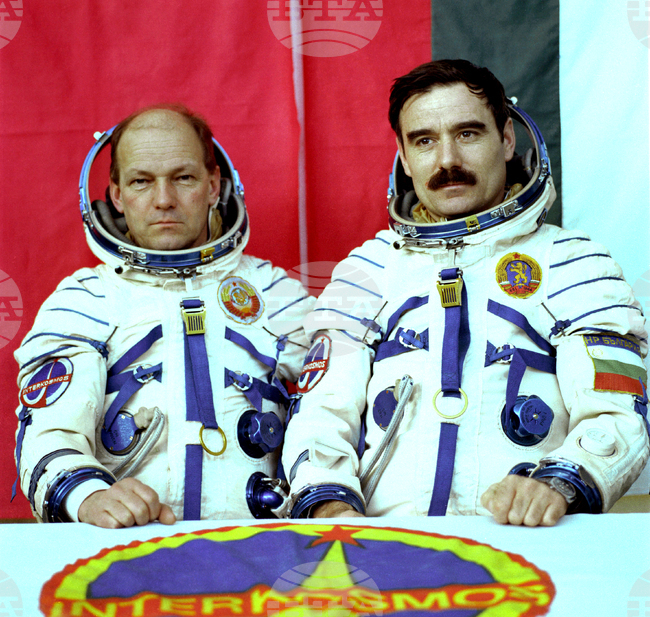 Първи полет на български космонавт