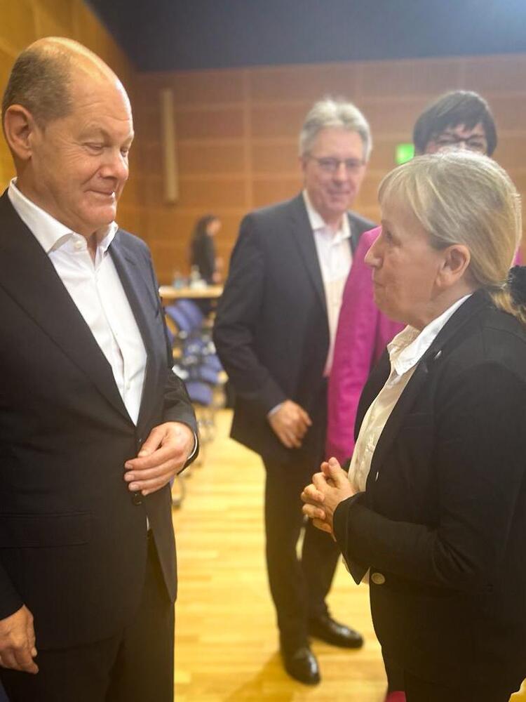 Елена Йончева в Берлин: Трябва да предотвратим разпространението на войната на континента 