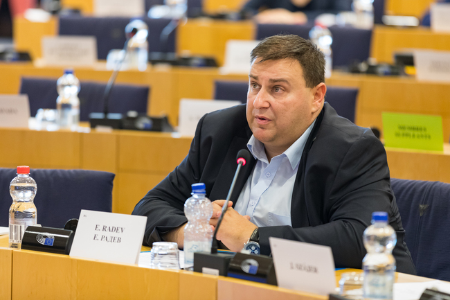 Емил Радев призова за стриктно прилагане на регулаторните мерки срещу злоупотребите чрез системи с изкуствен интелект