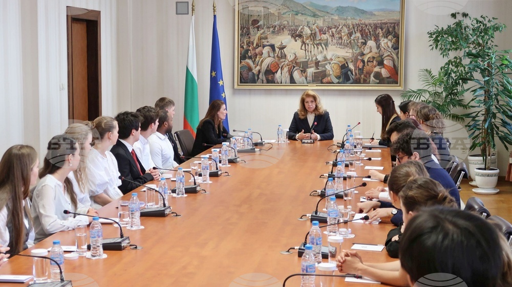 VP Iotova, International Students Discuss EU's World Role, Gender Equality