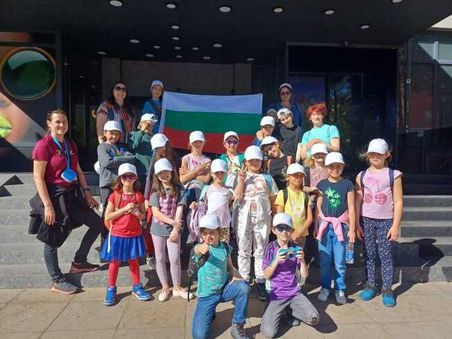 Ученици от училище „Кирил и Методий“ в Париж са на образователна екскурзия в България под надслов „Априлска епопея“