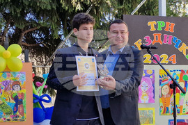 Свищов - Национален конкурс-изложба за детска рисунка "Три звездички"  - награждаване