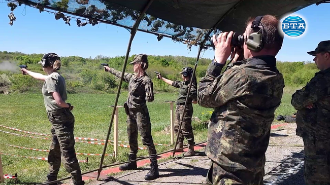 Шампионат по стрелба с пистолет "Макаров" събра край Плевен 120 военнослужещи от формирования на Сухопътни войски