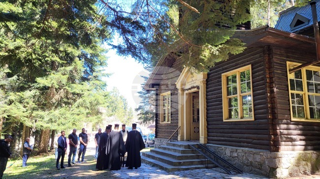 Архиерейска света литургия ще бъде отслужена в храм „Преображение Господне“ в Боровец и ще бъдат осветени нови иконописи