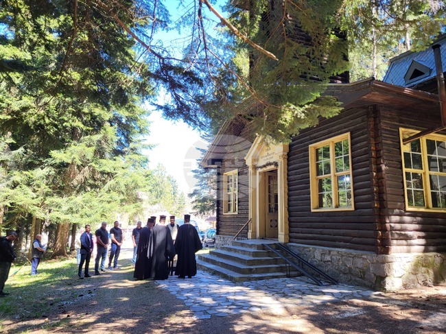 Архиерейска света литургия ще бъде отслужена в храм „Преображение Господне“ в Боровец и ще бъдат осветени нови иконописи