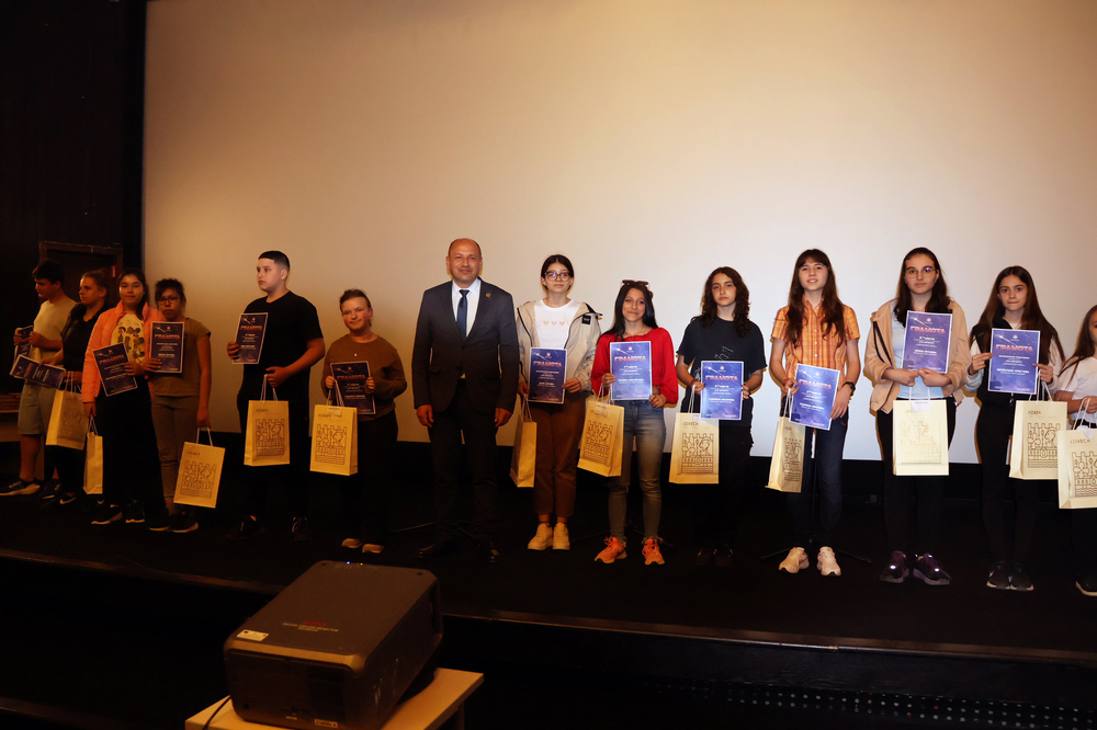 Община Ловеч: Шестима победителите от конкурса за есе „Към звездите“ 