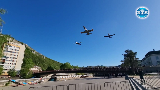 С военен ритуал, въздушен поздрав, изложби и прожекция в Ловеч бяха отбелязани 45 години от полета на първия български космонавт Георги Иванов