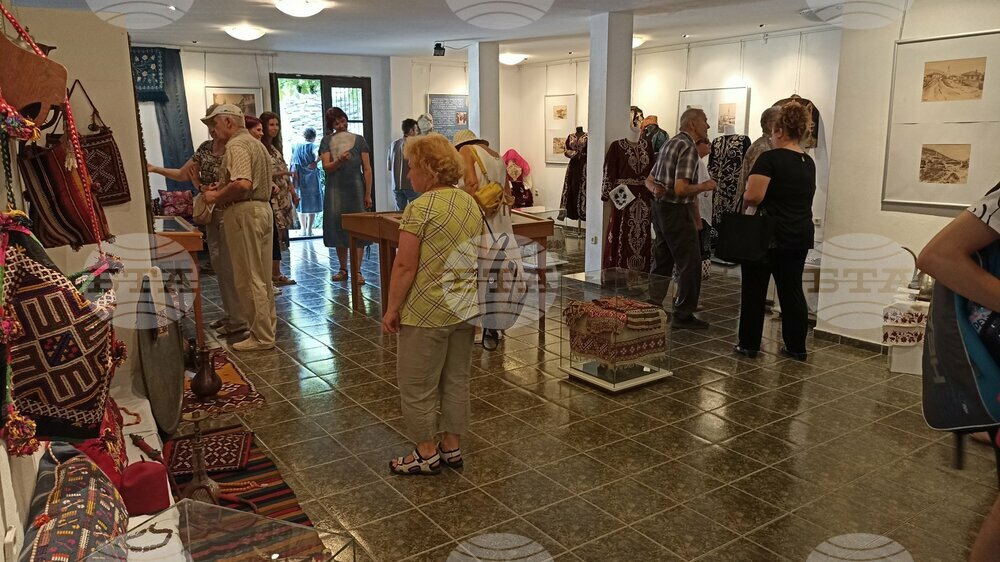 Гостуваща изложба на музея в Шумен, посветена на етносите в България, е открита в Трявна