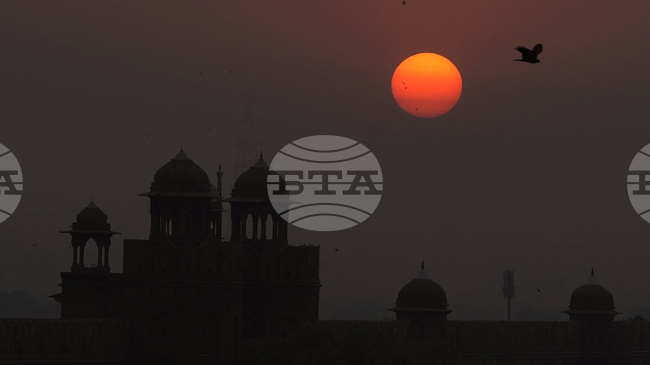 Паркирана кола се взриви до Червената крепост в Делхи, съобщиха властите