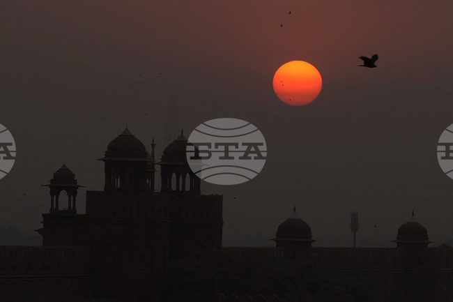 Паркирана кола се взриви до Червената крепост в Делхи, съобщиха властите