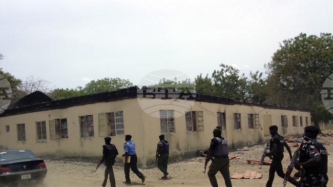 Въоръжени мъже отвлякоха 25 момичета от гимназия в Нигерия и убиха един служител