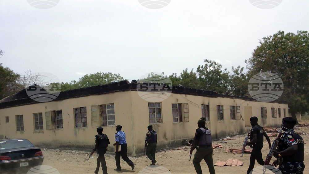 Въоръжени мъже отвлякоха 25 момичета от гимназия в Нигерия и убиха един служител