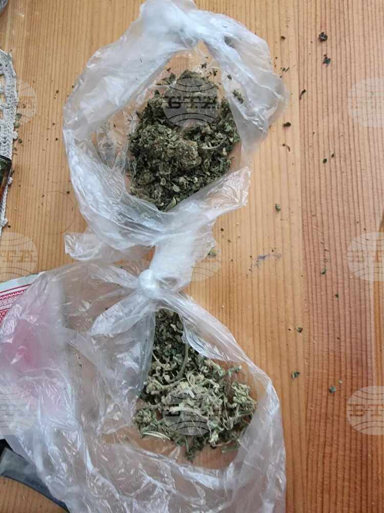 Полицаи намериха и иззеха наркотици от жилища в Шуменска област