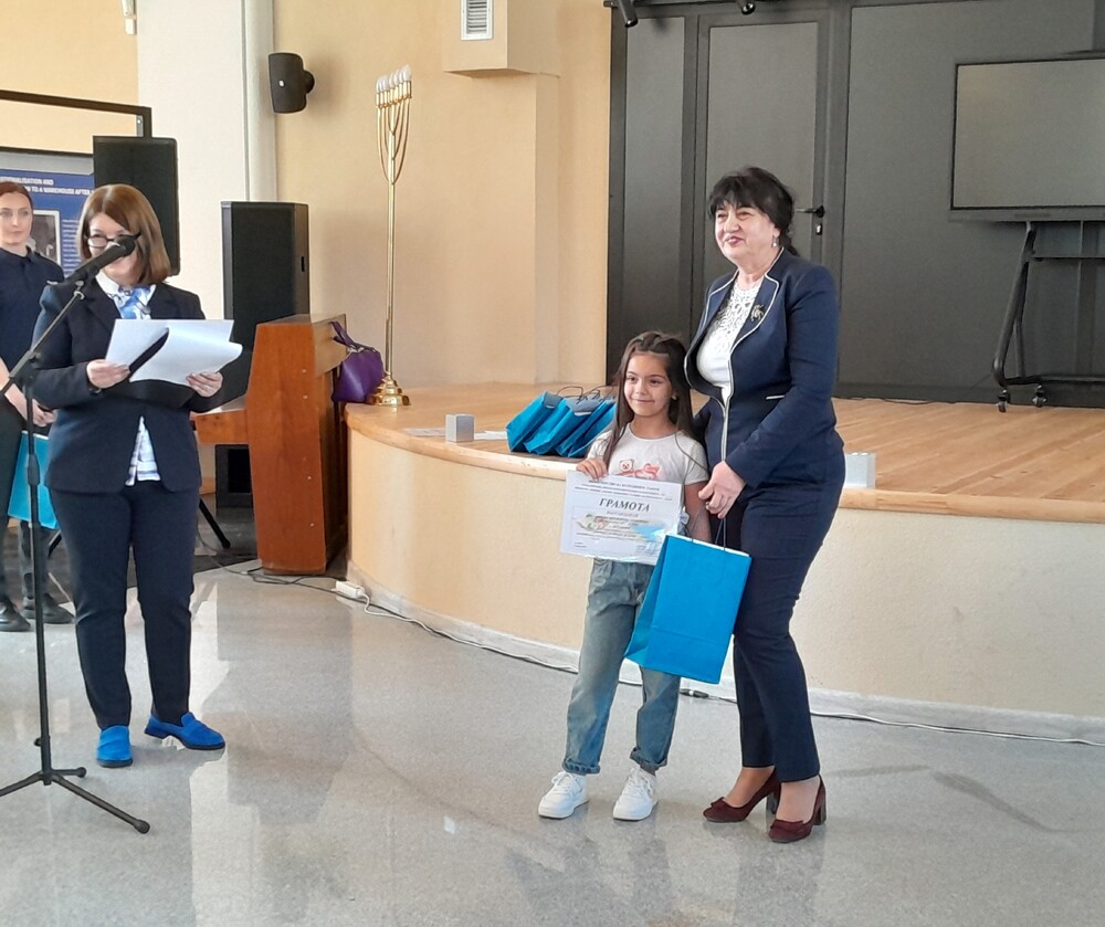 Община Видин: Заместник-кметът Борисова награди част от победителите в конкурса „С очите си видях бедата“