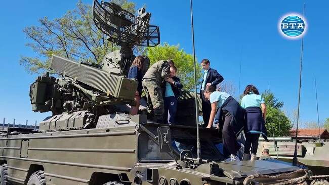 С ден на отворени врати 61-ва Стрямска механизирана бригада в Карлово отбеляза 20-ата годишнина от присъединяването на България към НАТО