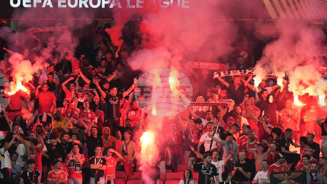Португалският футболен клуб Бенфика отстрани петима свои привърженици за расистко поведение