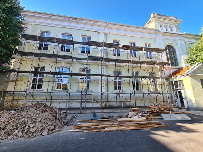 Обновява се фасадата на Природо-математическата гимназия в Сливен, която е архитектурен паметник на културата