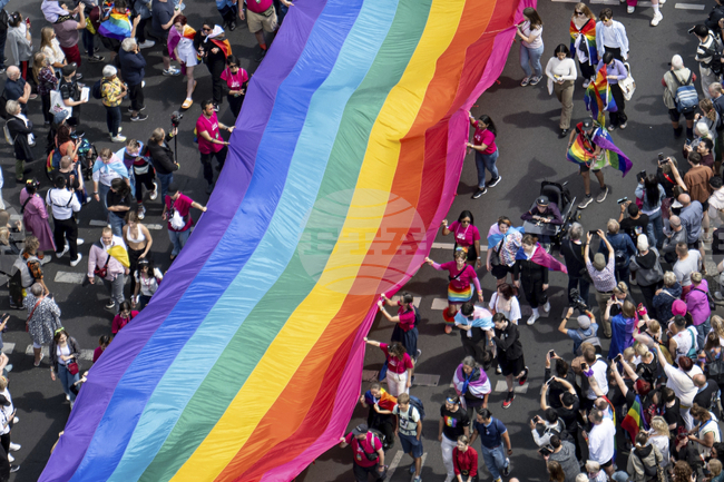 Над 22 000 души в Германия са сменили официалния си пол след промени в закона