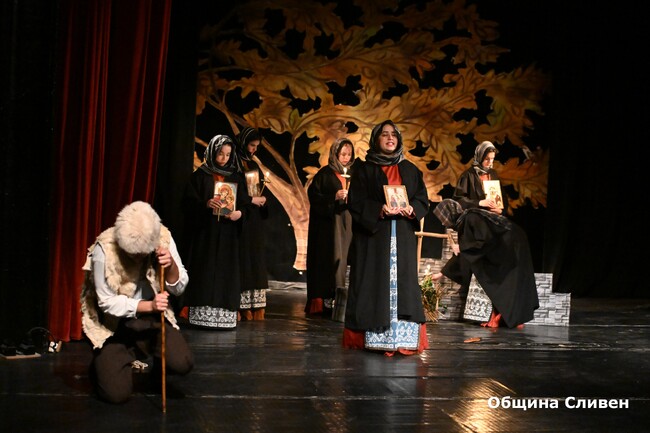 Община Сливен: Театър „Класика“ при Езиковата гимназия в Сливен отбеляза 33 години от създаването си 