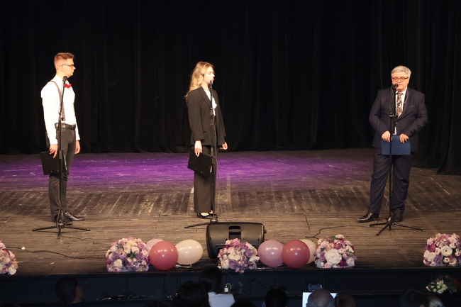 Община Ловеч: Кметът Петков поздрави Езиковата с празника й, връчи награда на четирима ученици