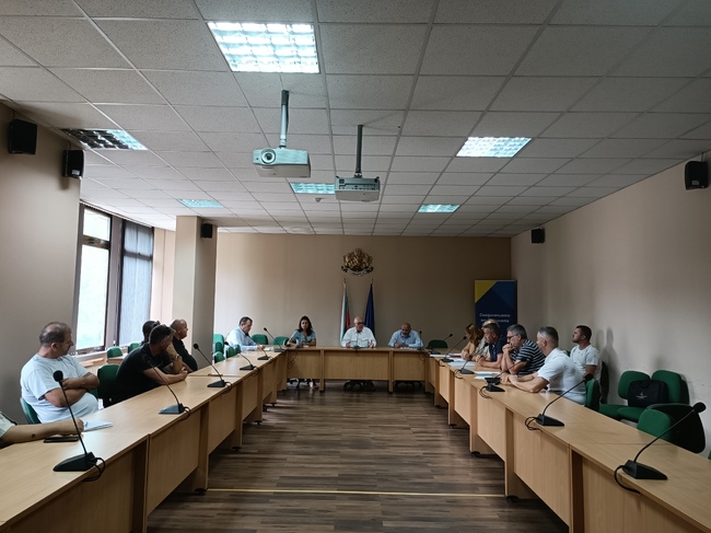 Снабдяването на населението с дърва за огрев бе обсъдено на среща при областния управител инж. Александър Пандурски
