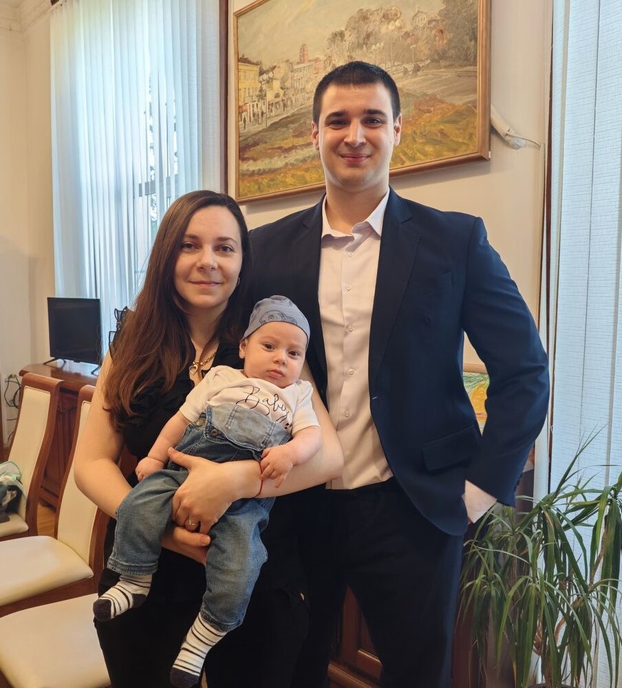 Община Плевен: Християн, първото бебе на Плевен за 2024-а година и семейството му гостуваха на кмета д-р Валентин Христов