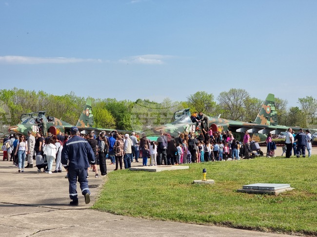 Авиобаза „Безмер“ отваря вратите си за посетители по случай Международния ден на авиацията и космонавтиката