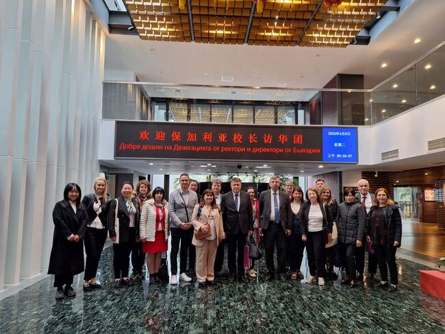 Ректорът на Русенския университет проф. д-р инж. Пламен Кангалов и зам.-ректорът доц. д-р Десислава Атанасова бяха на визита в Китай